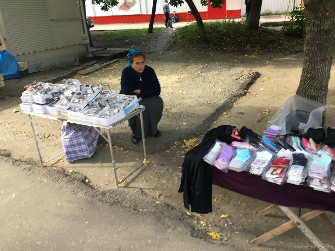 незаконная торговля одеждой. торговля с лотков на улице. несанкционированная торговля на улице. можно ли торговать на улице без разрешения. торговля на улице.