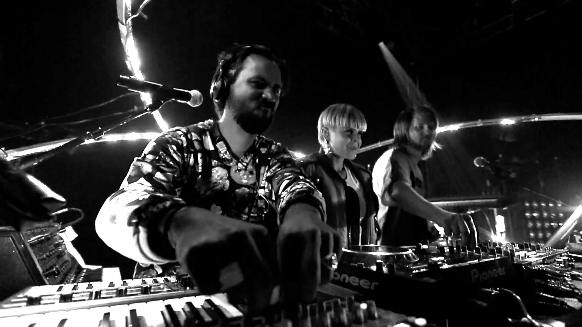 Группа Röyksopp. Royksopp вокалистка. Норвежская группа Royksopp. Röyksopp - Lost Tapes. Песня royksopp here