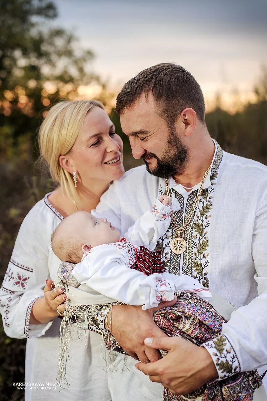 семья в литве. литовские дети с флагом литвы. семья в литве. семья в литве. для детей вильнюс.