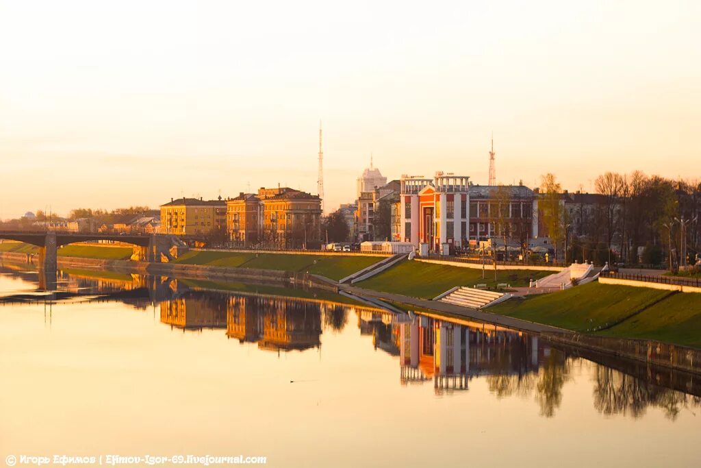 Закат над тверью. Тверь вечерняя волга. Тверь старый мост через волгу. Тверь волга закат. Тверь волга закат.