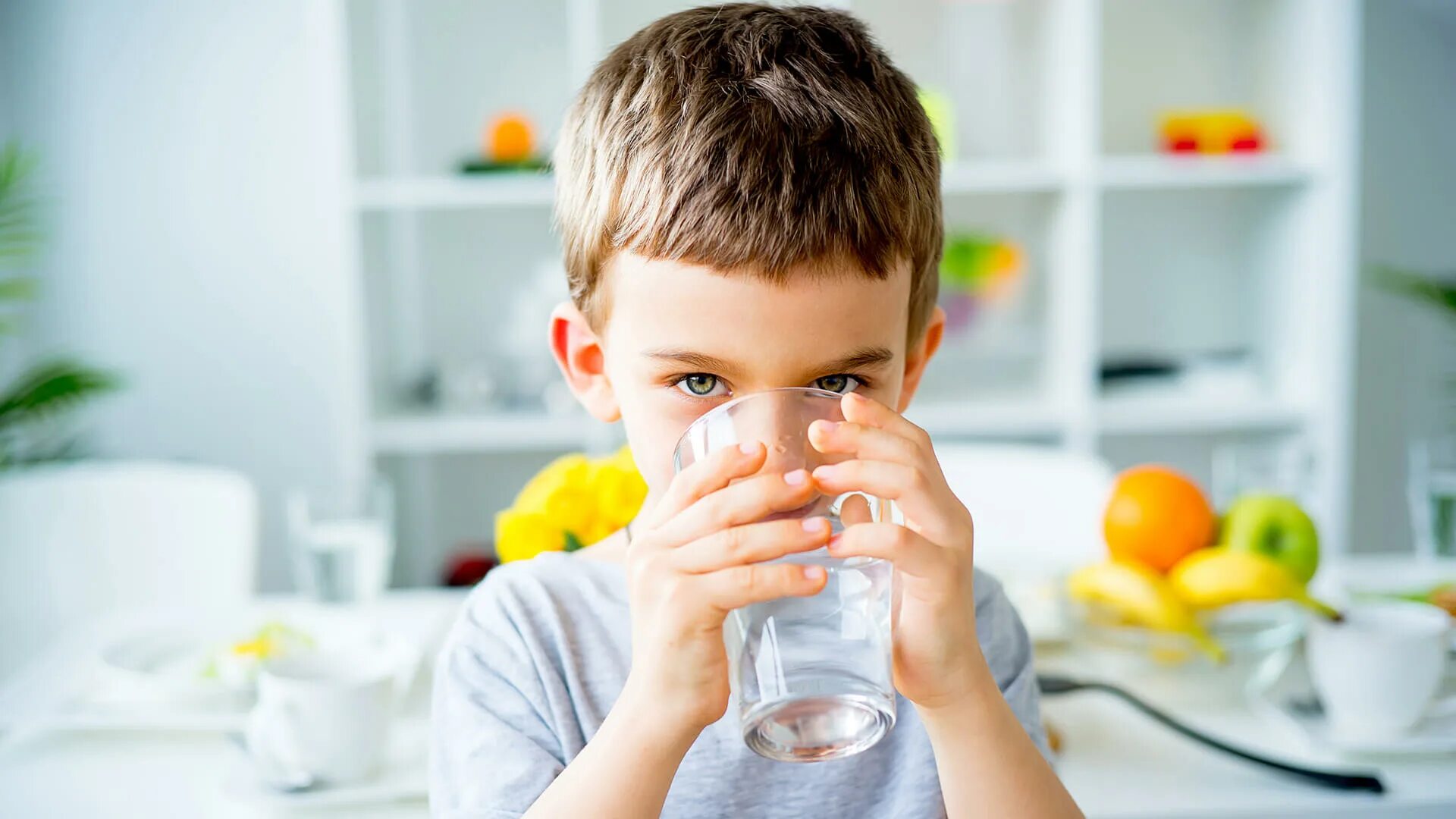Kids drink. Мальчик пьет сок. Ребенок пьет сок. Kids drink. Ребенок пьет сок.