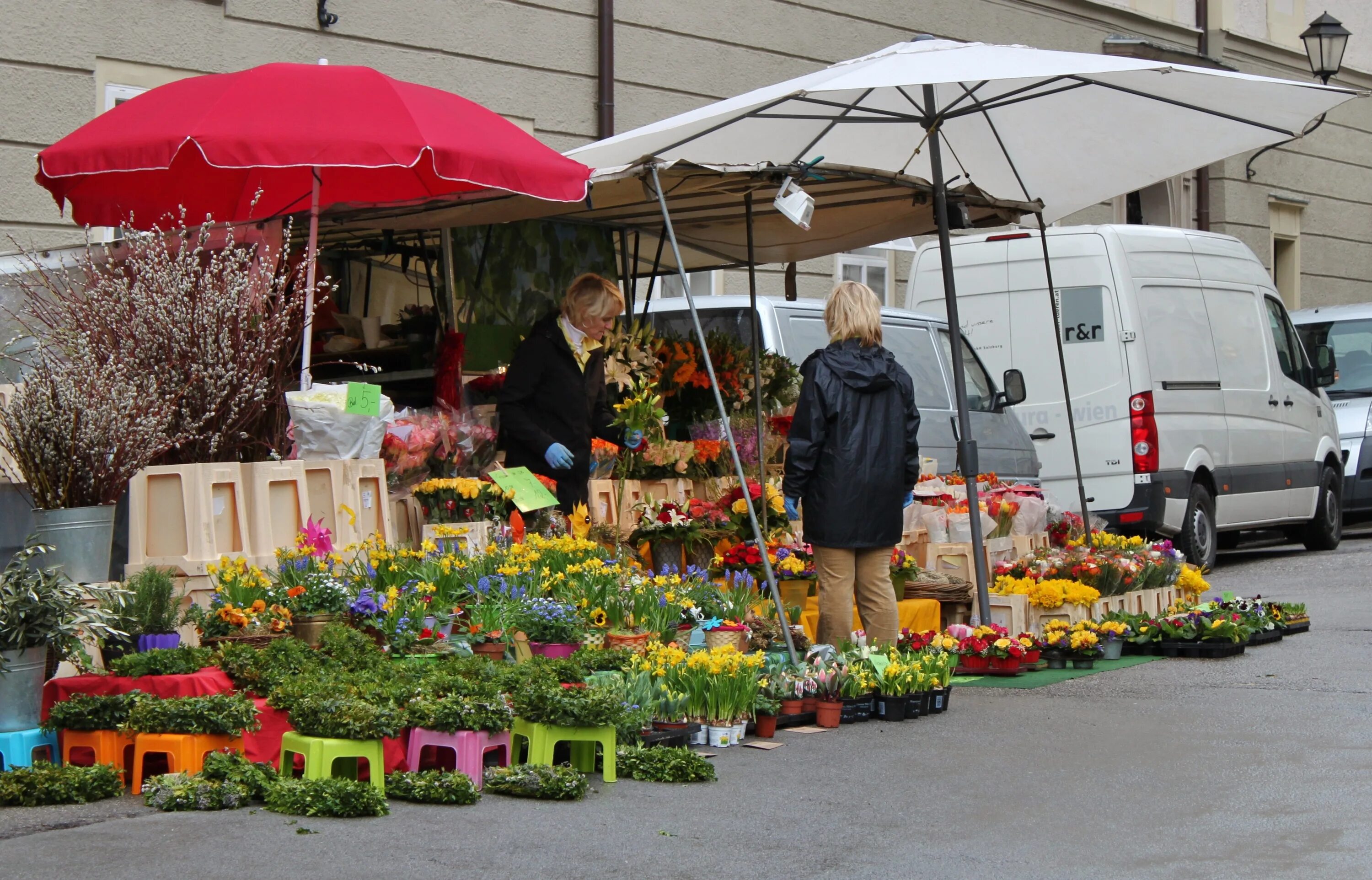 Уличная торговля цветами. Торговец цветами. Зонтик на рынке. Цветочный рынок. Какими цветами торгуют