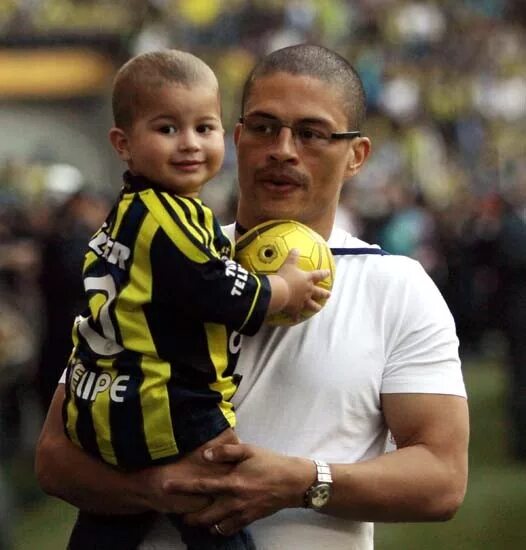 Роберто карлос фенербахче. Alex ve. Alex ve tayfasi nicole. Alex ve. Alex da souza spfc.