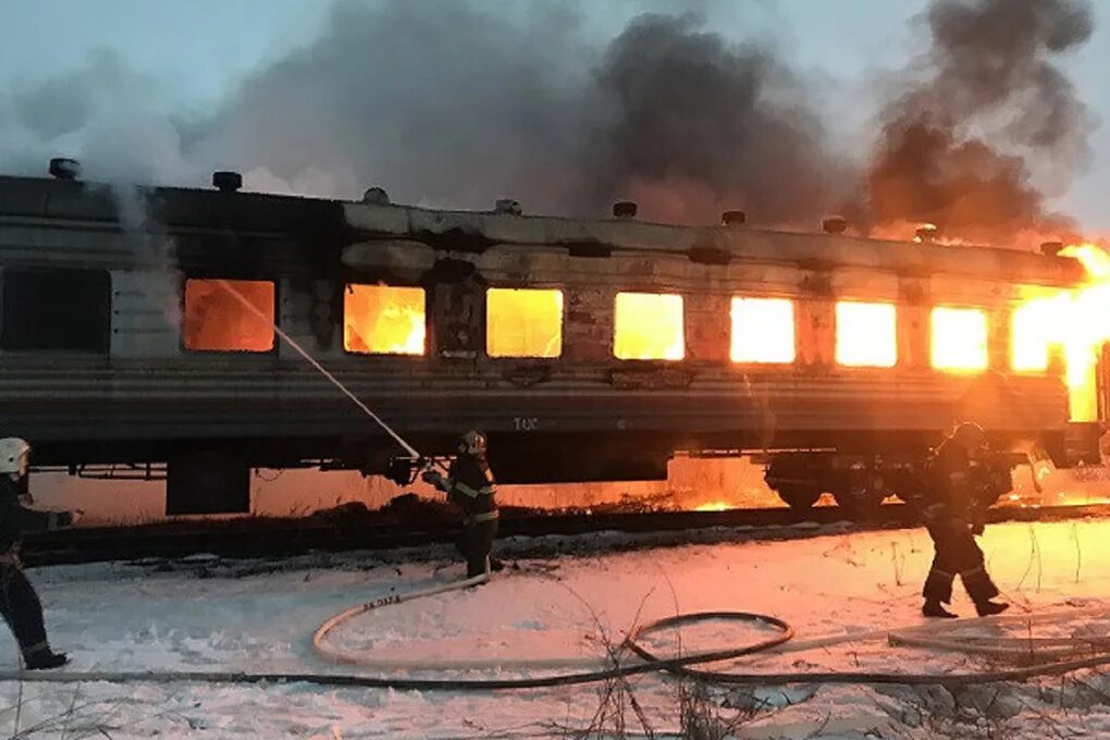 Пожар в вагоне пассажирского. Пожары на Железнодорожном транспорте. Горящий пассажирский вагон. Пожар в пассажирском вагоне.