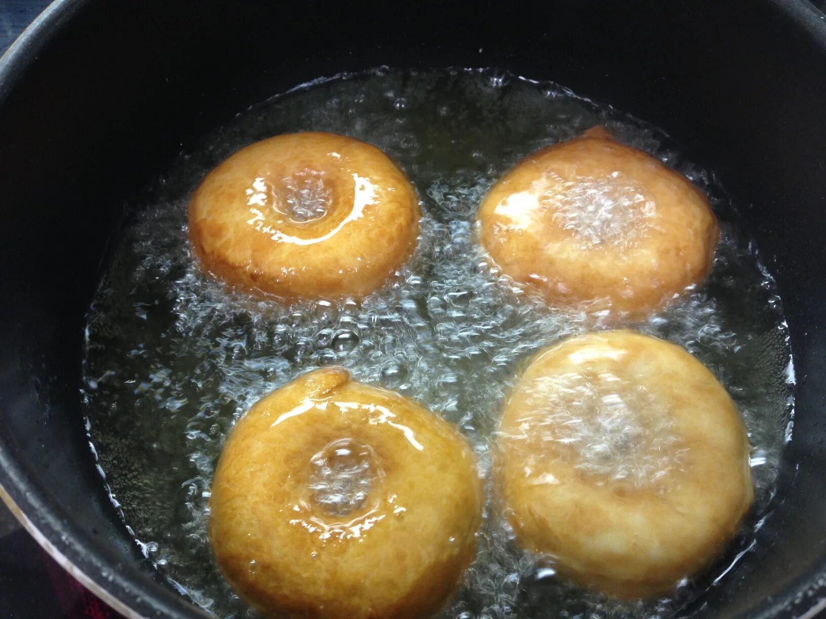 Булочки жареные в масле. Тесто для пончиков. Пончики жареные на растительном масле. Процесс приготовления пончиков.