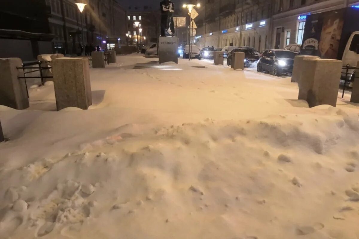 Сегодня снежком. Снег в Питере. Сугробы в городе. Сугробы в Москве зимой. Много снега в Москве.