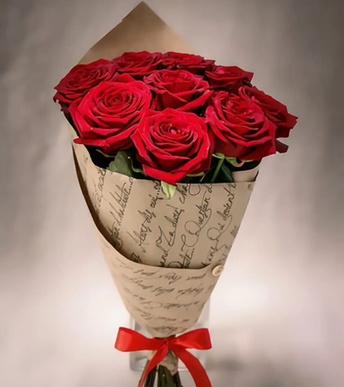 Сделать букет из 9 роз. 9 Роз в крафт бумаге. Красные розы в крафте. Красные розы в крафтовой бумаге. Розы в крафтовой бумаге.