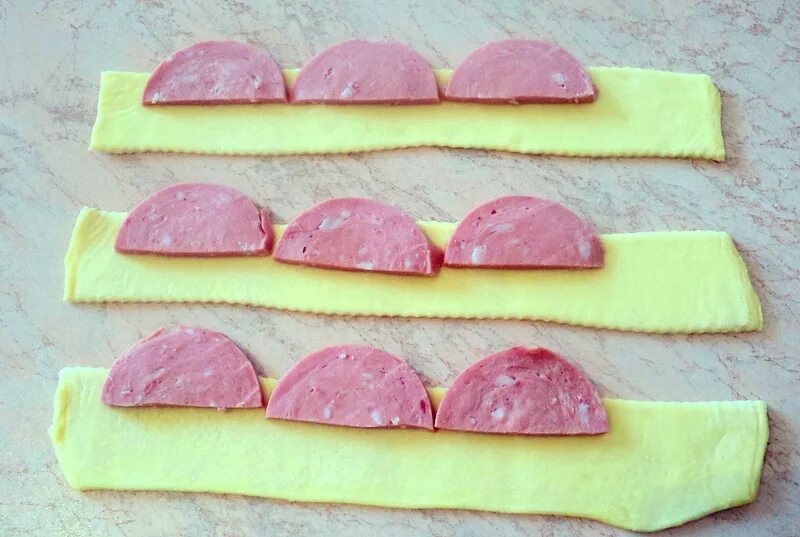 Выпечка с сосисками. Колбаски в слоеном тесте. Розочки из слоеного теста с колбасой. Колбаса в тесте на сковороде. Розочки из слоеного теста с колбасой.