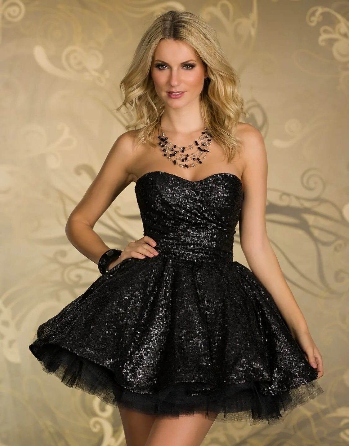 Платье вечернее короткое. Девушка в платье красивая. Шикарные вечерние платья короткие. Черное вечернее платье короткое.