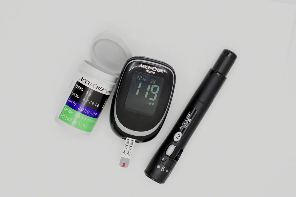 Глюкометр png. Глюкометр омрон. Глюкометр показывает н1. Глюкометр гипергликемия. Монитор глюкозы непрерывного действия.