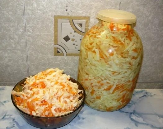 Сколько соли для засолки капусты на зиму. Капуста квашеная 3л. капуста квашеная в банке в рассоле. квашеная капуста в банке на 3 литра хрустящая. квашеная капуста на зиму хрустящая в рассоле.
