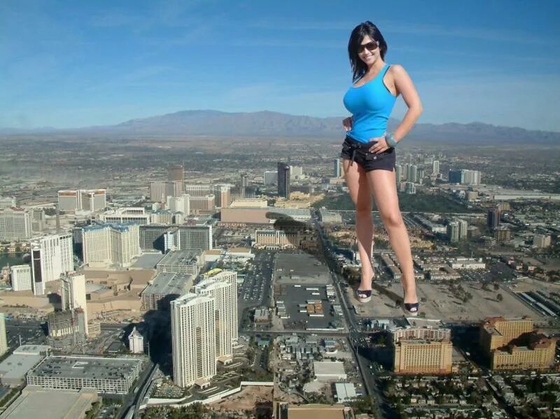 гигантская женщина. гигантская девушка в городе. девушка гигант. женщина великан. женщина великан.