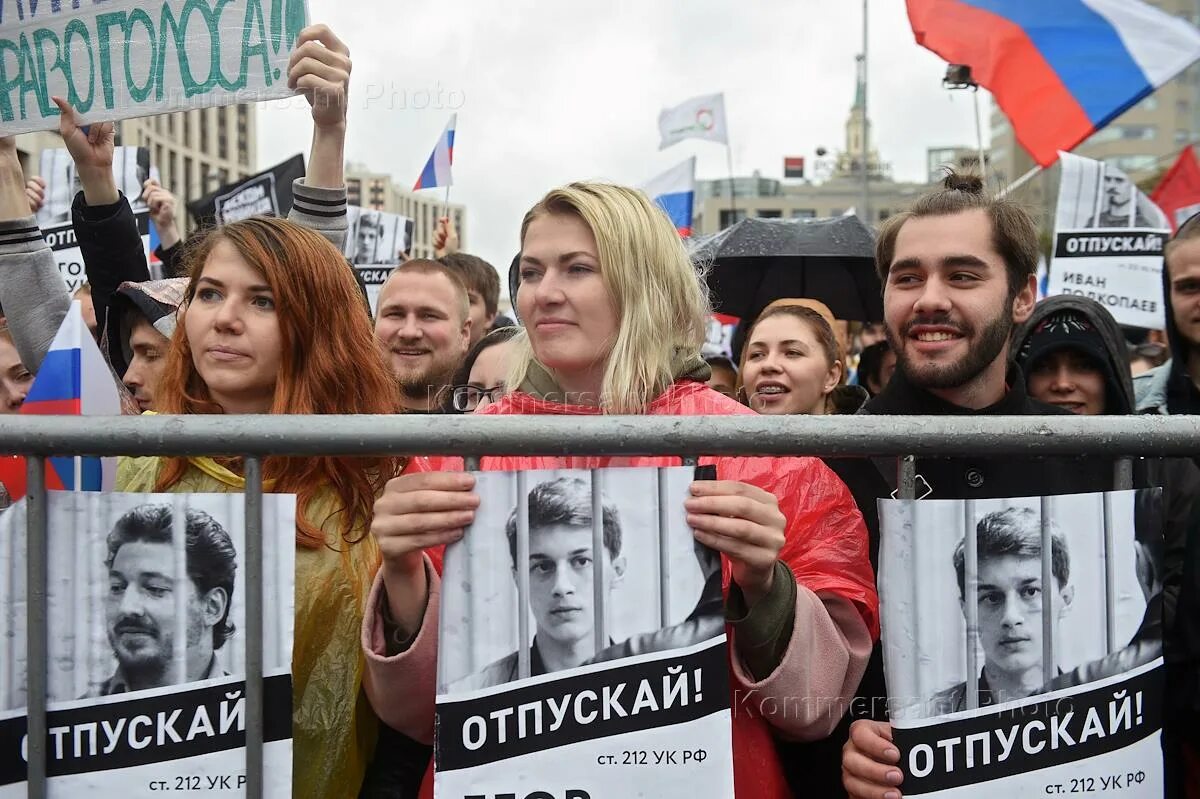 Свободные выборы в российской федерации. Плакаты отпускай на митинге.