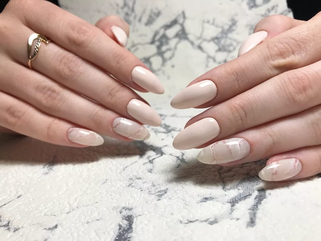 мраморный маникюр прозрачный. маникюр на короткие ногти мрамор. мрамор на ногтях. белый мраморный маникюр. молочный мраморный маникюр.