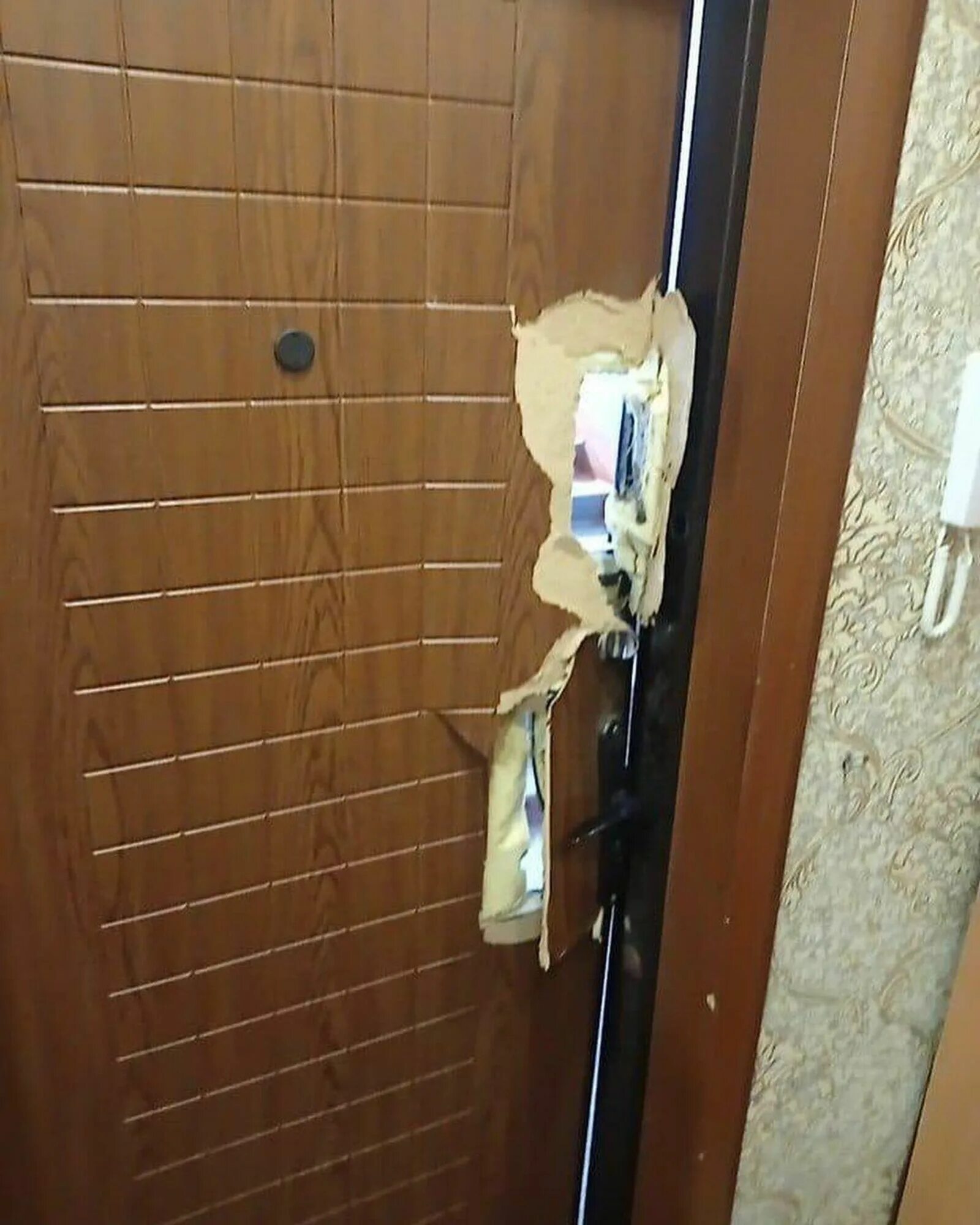 Выбитая дверь в квартире. Взломанная дверь. Взломанная дверь в квартиру. Выломанная дверь в квартиру.