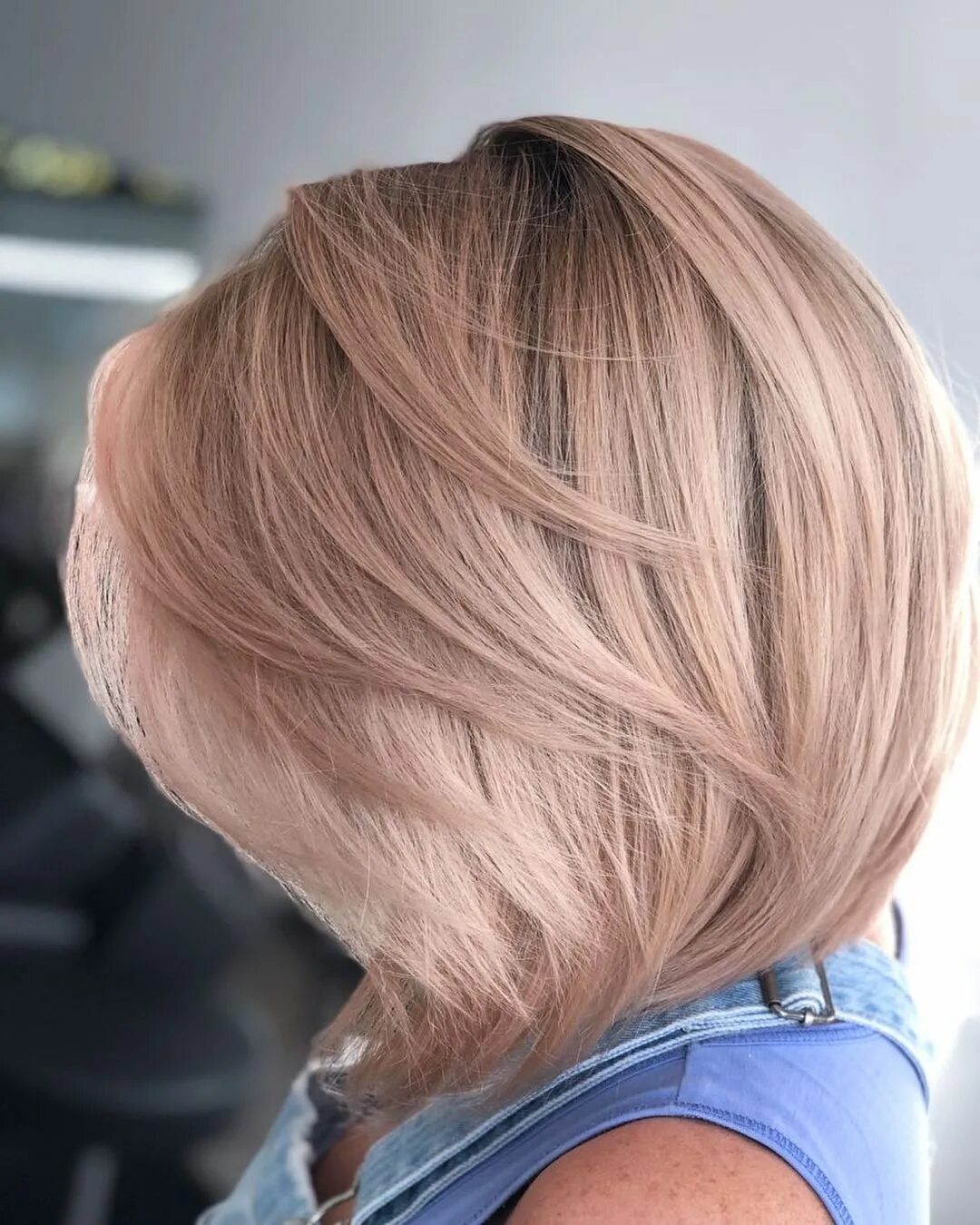Бежевый блонд на коротких волосах. Стрижка боб каре блонд. Каре на русые волосы. Стрижка боб пепельный. Каре бежевого цвета.