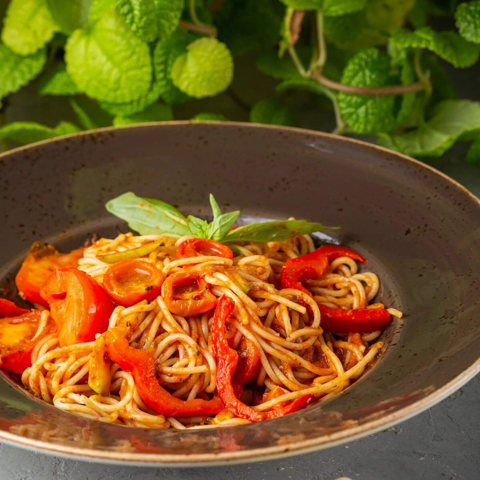 Спагетти в томатном соусе. Итальянская паста с овощами. Паста с томатным соусом. Спагетти с говядиной в томатном соусе.