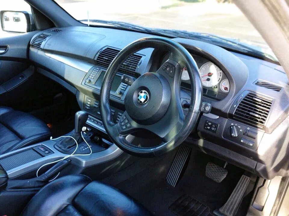 BMW e53 механика. BMW x5 e53 правый руль. БМВ х5 е53 на механике. Руль BMW x5 e53. Купить бмв механику