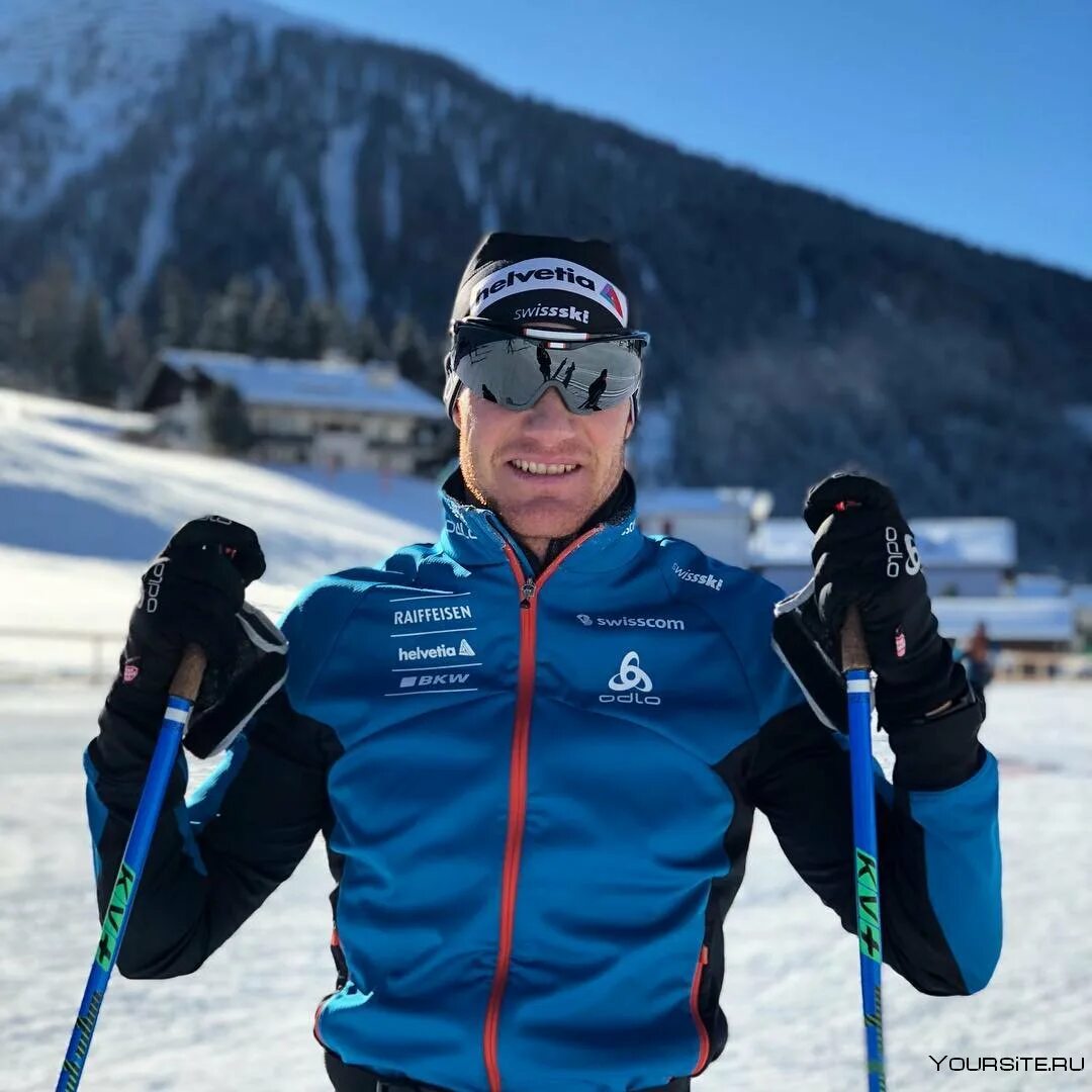 Горнолыжный костюм мужской зимний. Лыжные мужчины. Лыжник на лыжах. Одежда для горных лыж мужская. Лыжный костюм мужской.