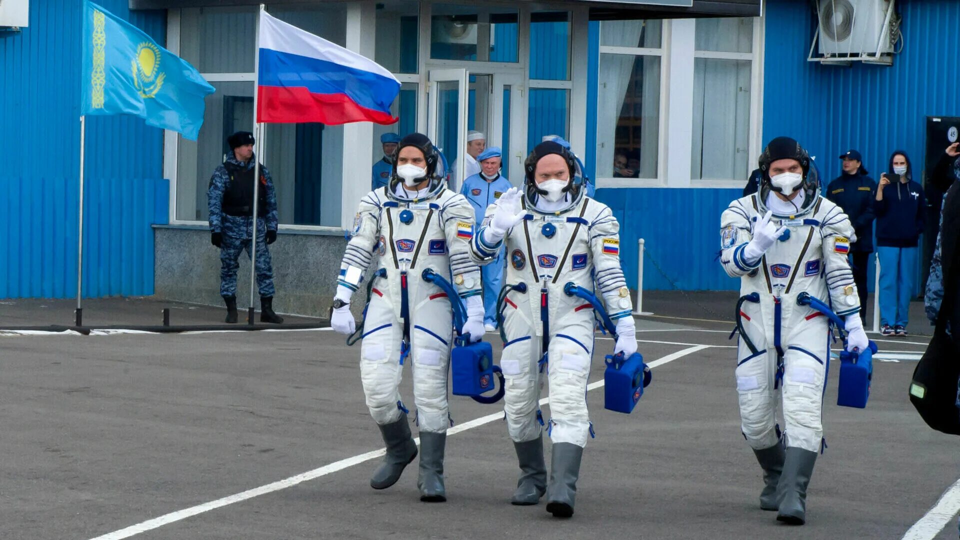 Учатся ли в день космонавтики. Российская космонавтика. Российские космонавты. Празднование дня космонавтики. Космонавты на МКС.