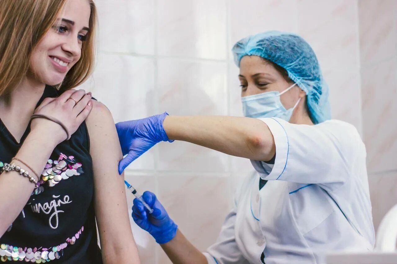 Обязательные прививки для студентов медицинских вузов. Вакцинация от коронавируса. Студентам вакцинация. Вакцинация студентов. Вакцинация студентов.