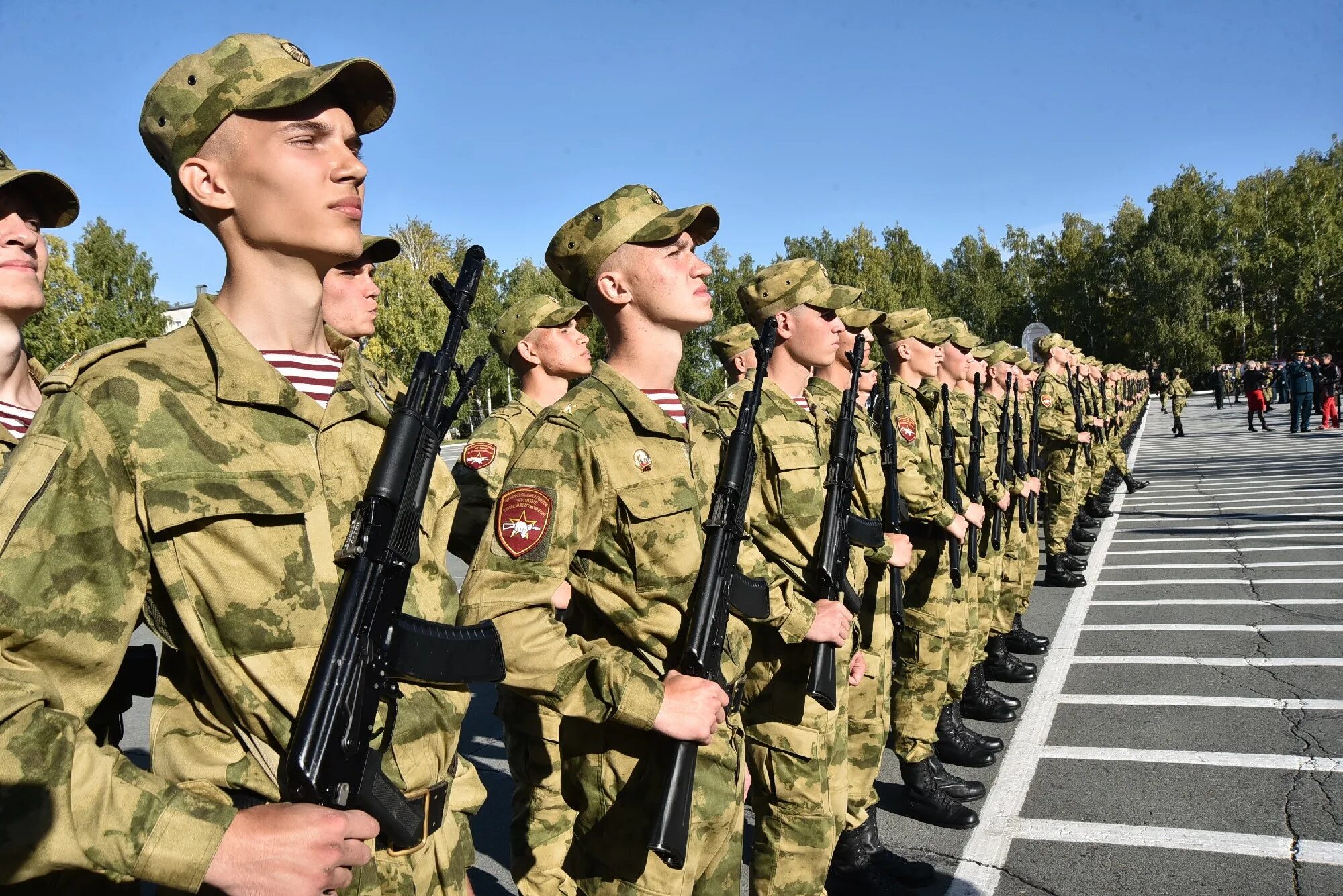 Новосибирск военные. Курсанты НВИ ВНГ. НВИ Новосибирский военный институт 2020. Курсанты военного института Новосибирск Россгвардии. НВИ присяга 2020.