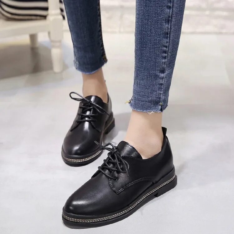 Оксфорды ботинки женские 2022. Оксфорды баленсиага. Туфли на шнурках женские. Полуботинки женские кожаные. Ботинки оксфорды женские.