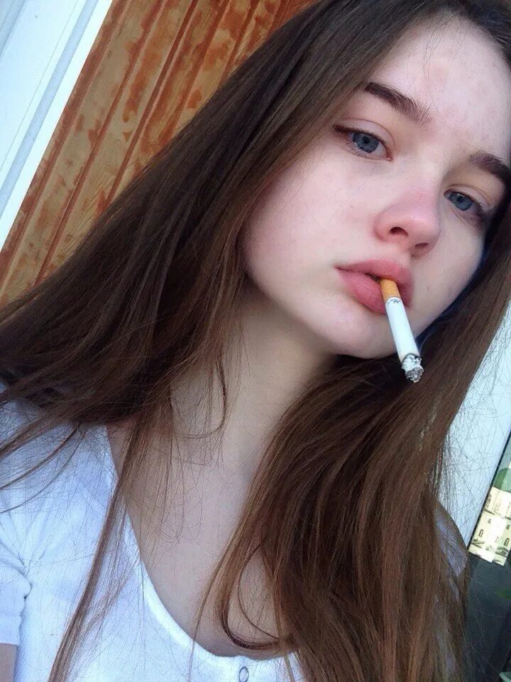 Курил в 14 лет. Девочки курят. Девочка курит в 14 лет. Курящая девочка 14 лет. Курящие девочки 14 лет.