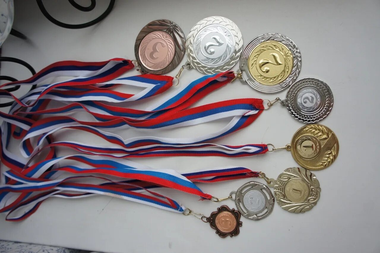 Медали спортивные. Спортивные награды. Много медалей. Коллекция спортивных медалей.