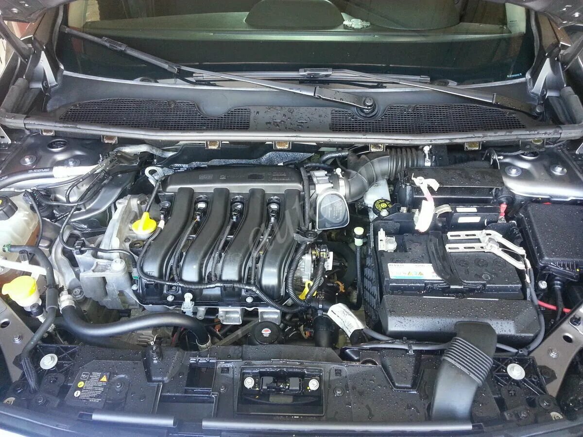 Двигатель рено флюенс 2. Двигатель рено флюенс. 6. Фото мотора рено флюенс. Меган 3 под капотом.