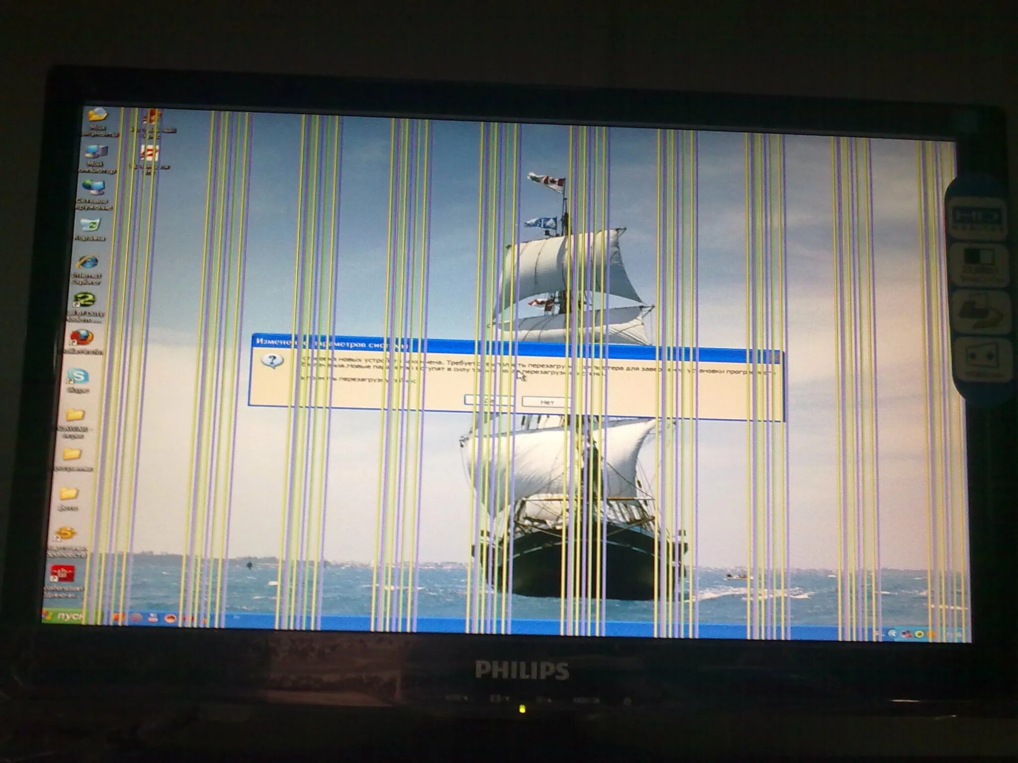 Почему рябит экран. ЖК самсунг вертикальная полоса. Полоски матрицы Samsung le40a330j1. Полосы на мониторе. Вертикальная полоска на мониторе.