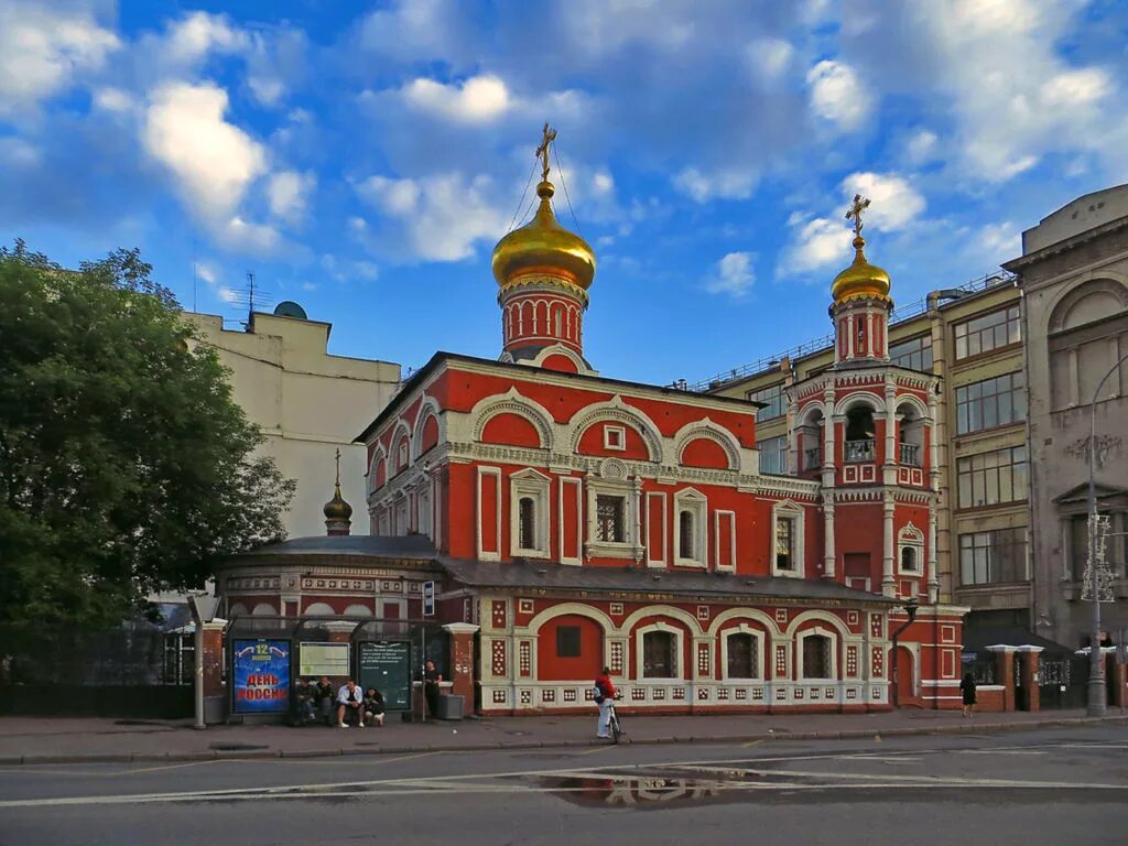 Всесвятская церковь на кулишках москва. Храм на кулишках китай город. Храм всех святых г москва. Церковь всех святых на кулишках в москве. Храм на кулишках в москве китай город.