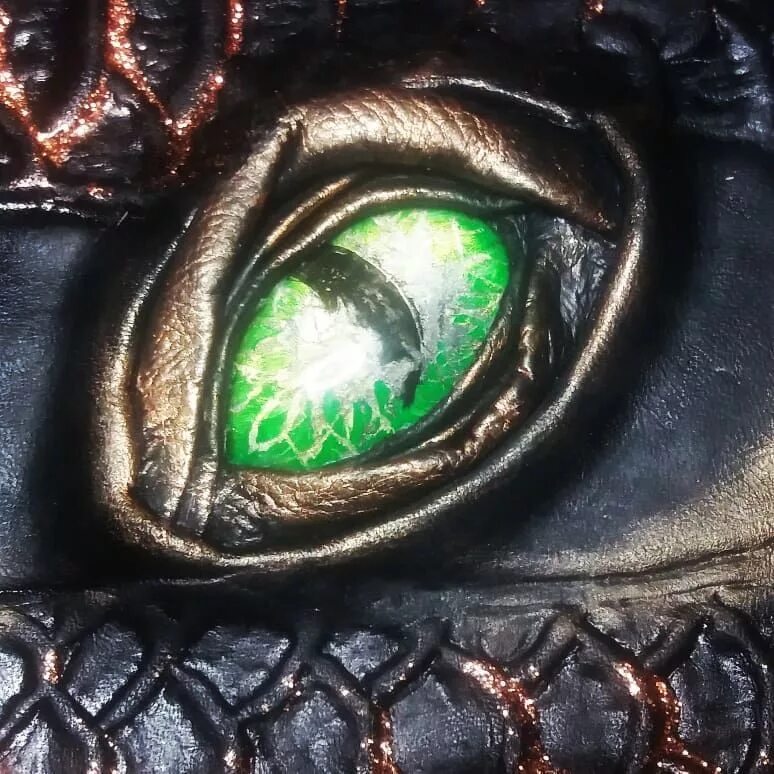 Dragon eye перевод. Висотфал глаз дракона. Глаза дракончика. Глаз дракона фото картинки. Фары глаза дракона.