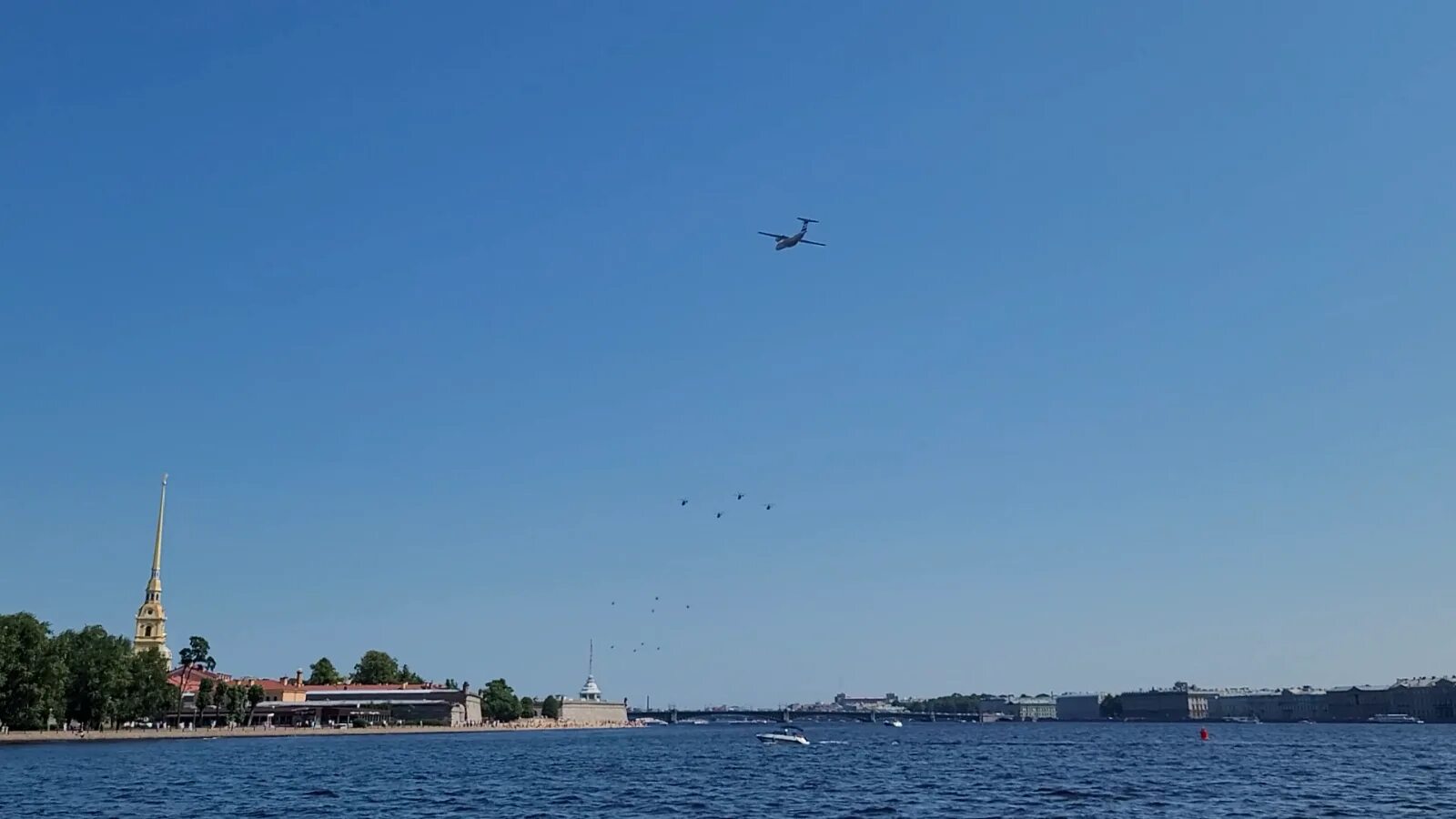 Вертолеты над санкт петербургом. Самолет над Питером. Воздушный парад. День ВМФ В Санкт-Петербурге. Военно-морской парад в Санкт-Петербурге 2023 - Петропавловская крепость.