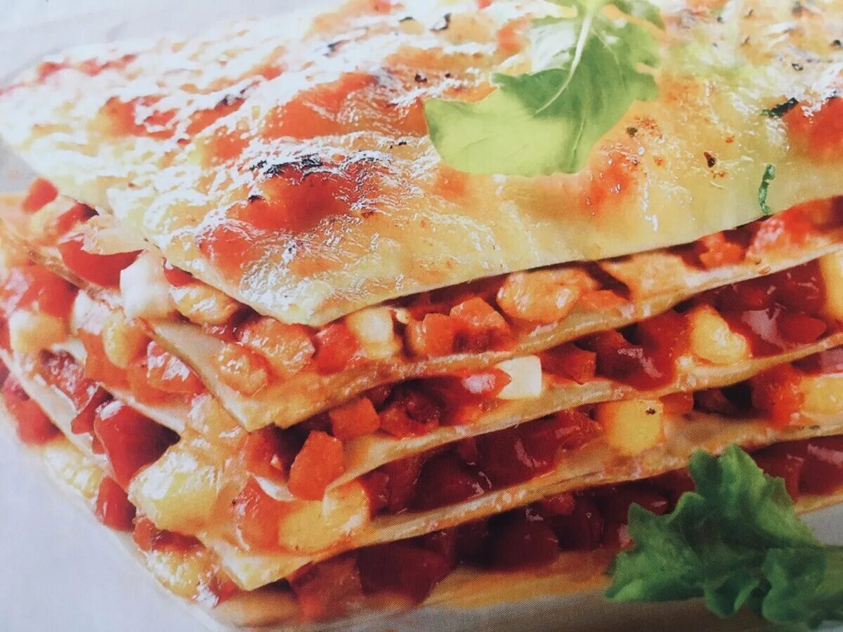 лазанья без фона. лазанья (lasagne). лазанья быстрого приготовления. презентация блюда лазанья. лазанья с макаронами и фаршем.
