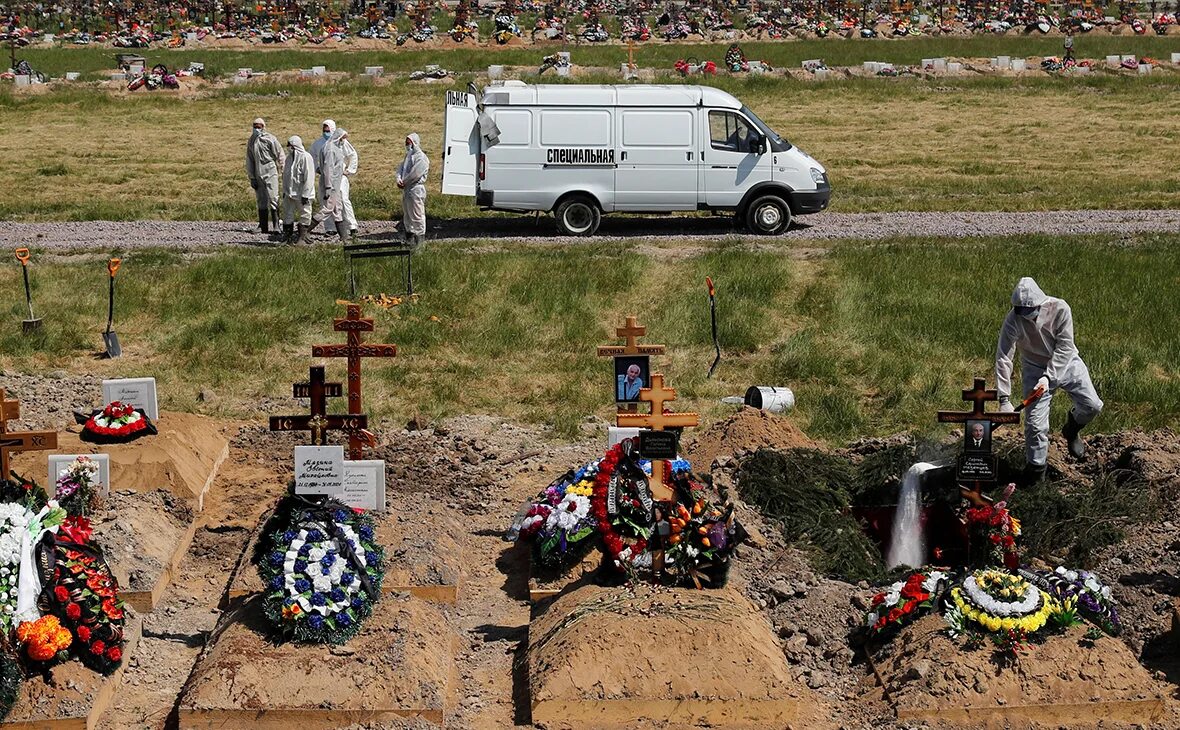8 умерших в россии. Захоронение трупов в военное и мирное. Украинские кладбища массовые захоронения.