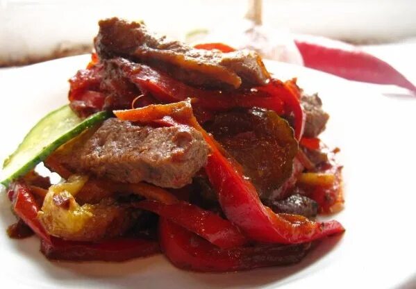 Острые блюда. Говядина с красным болгарским перцем. Говядина тушеная с болгарским перцем. Салат тбилиси с говядиной и фасолью и болгарским. Говядина с болгарским перцем.