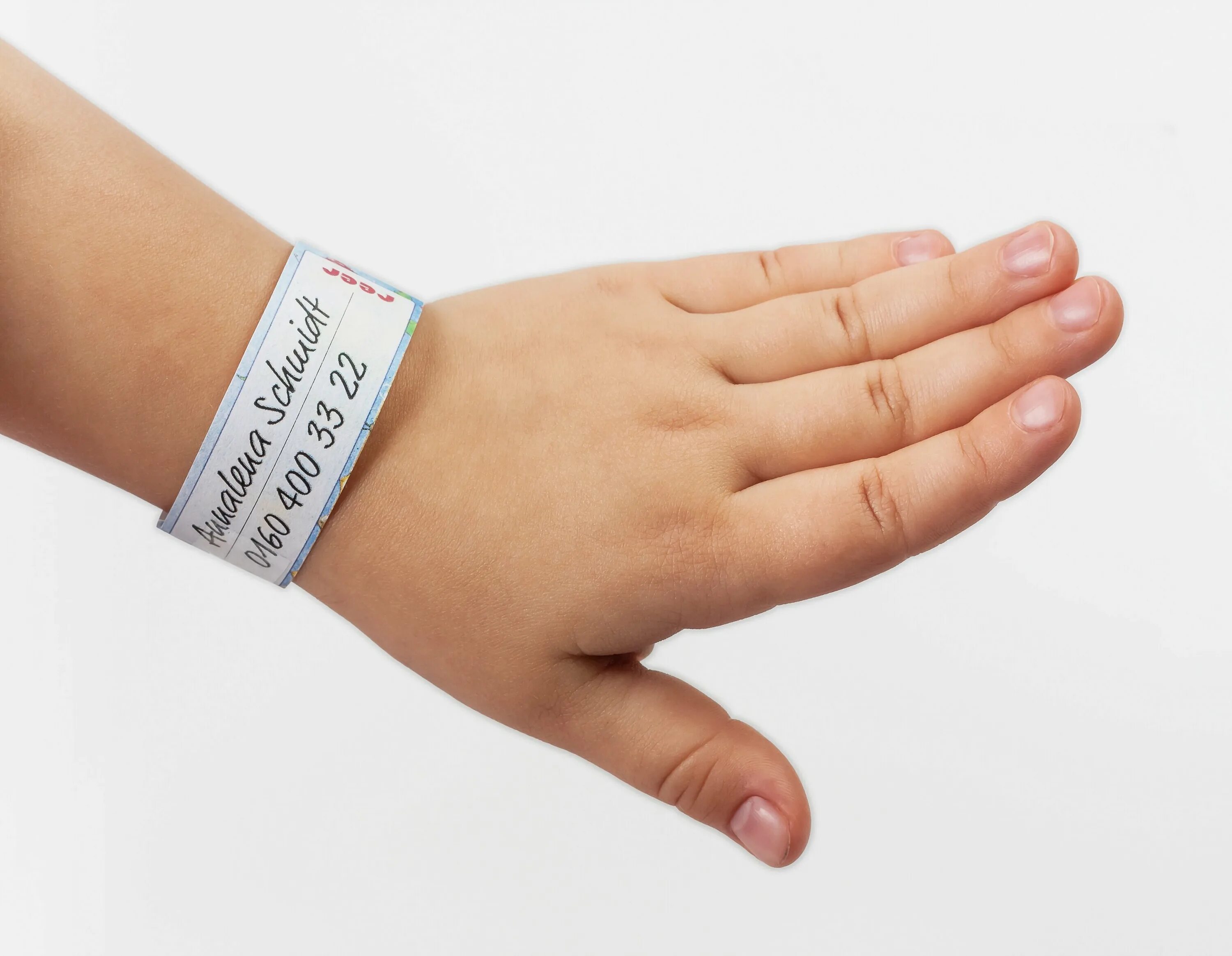 бирки на руку. потерять браслет с руки. браслеты для влюбленных. женская рука. потеряла серебряный браслет.