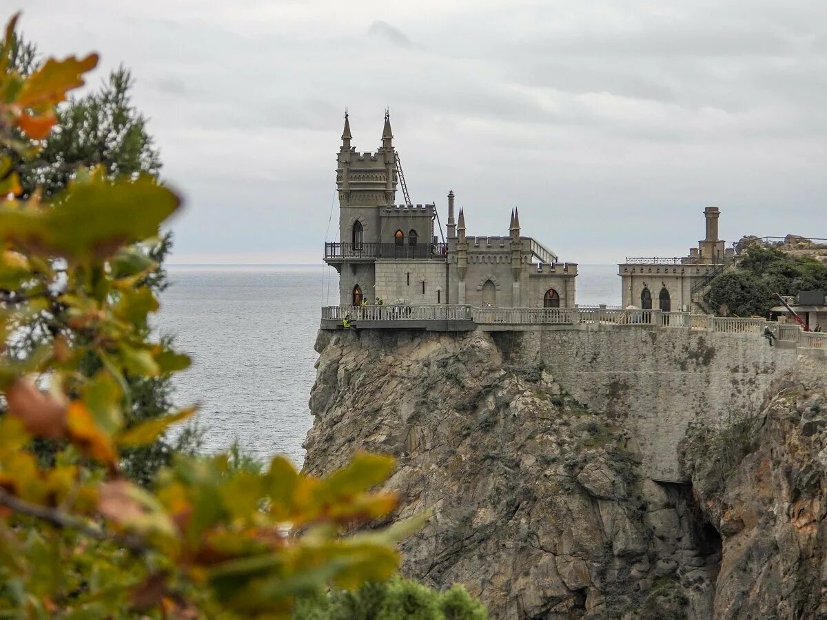 Период времени в крыму. Дворец замок Ласточкино гнездо. Ялта замок Ласточкино гнездо. Ласточкино гнездо в Крыму 2021. Ялта замок Ласточкино гнездо внутри.