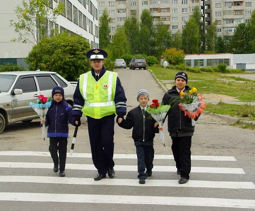 Форма бдд. Российский полицейский. Юные инспектора дорожного движения в школе. Юный инспектор движения. Гаи для детей.