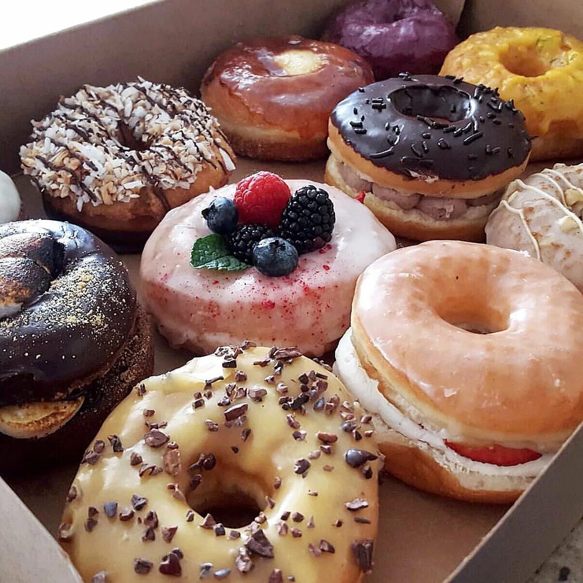 Донатсы валентайн. Пончики криспи. Как выглядит пончик. Пончики криспи. Американские пончики донатс.