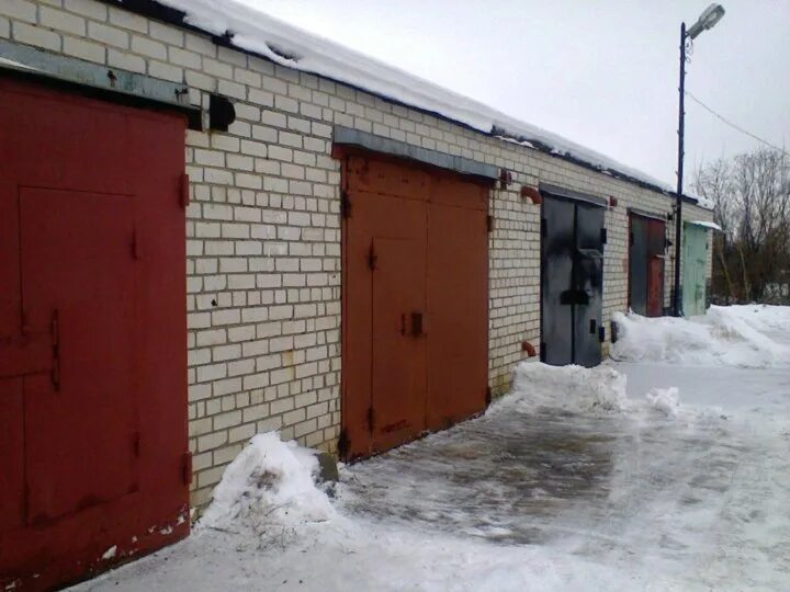 Гараж металлический красный свет есть весной гск 10. Ярославль кирпичный гараж. Капитальные гаражи в латвии. Гараж в гск 20 квадратных метров. Кооперативный гараж 2х уровневый.