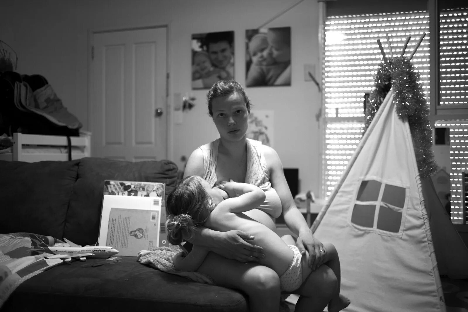 Скрытое мама домашнее. Фотограф Джейд Билл Breastfeeding. Фотопроект Джейд Билл. Мать при детях. Бесстыжие мамы.