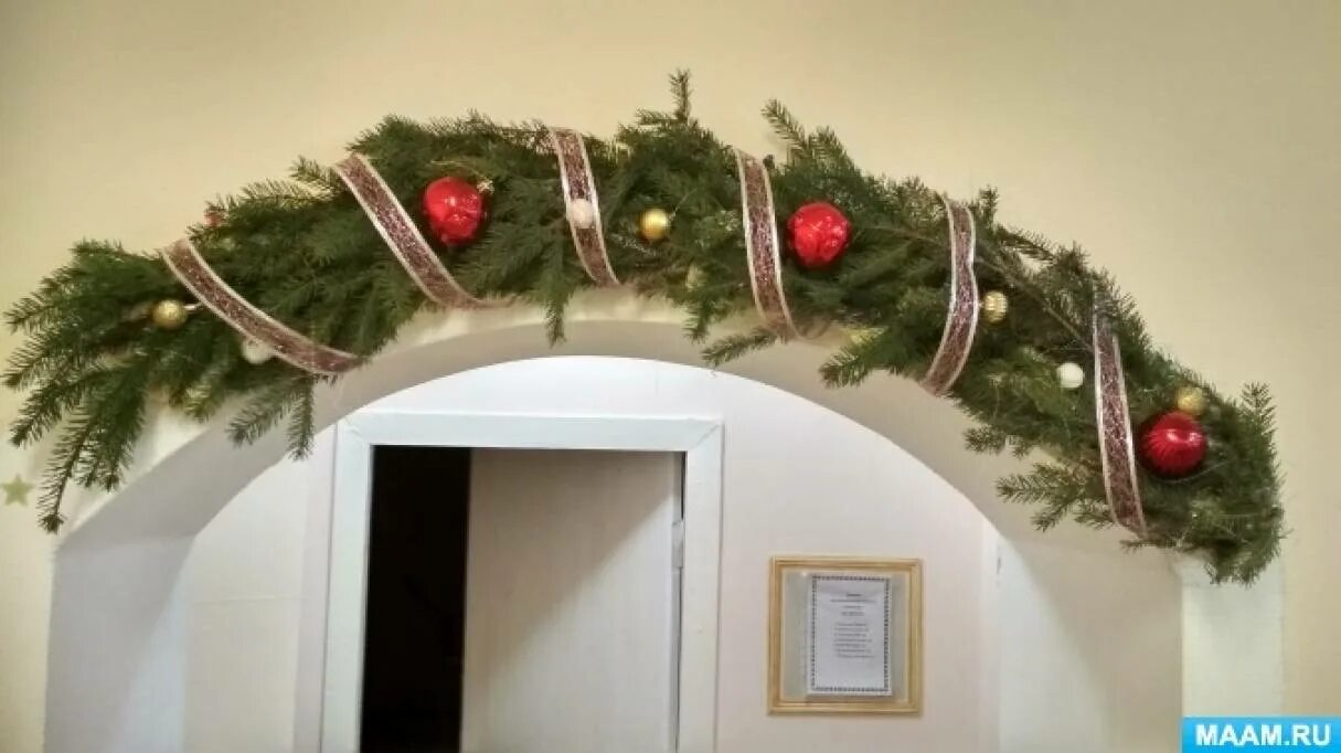 Арка украшенная елочными ветками. Новогодняя арка из еловых веток. Новогодняя арка на улице. Украшение арки на нг. Новогодняя арка.