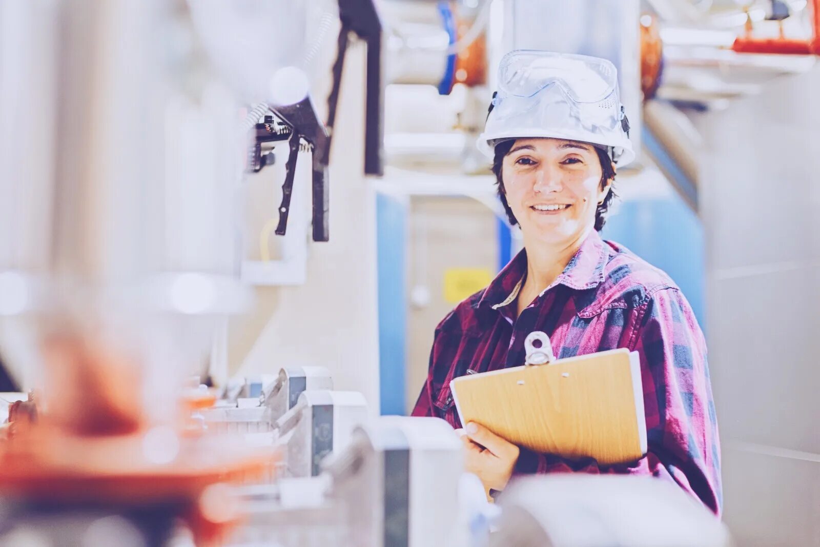 Производственные рабочие. Промышленная безопасность. Шум на производстве. Человек работает на вредном производстве. Вредные и опасные условия труда.