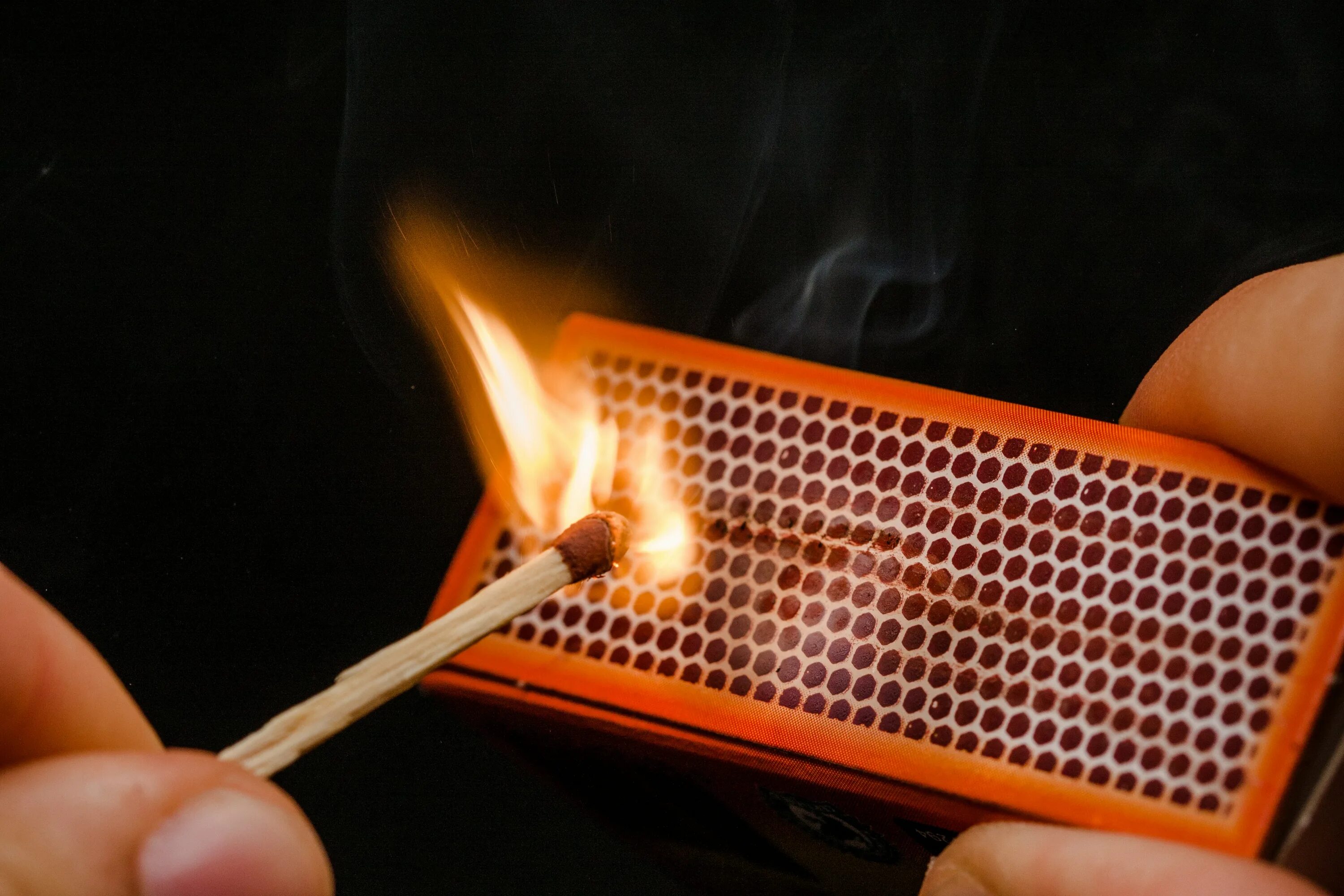 Кипение воды. Зажигаем спички об кроссовок. Можно ли стекло ставить на огонь. Огнеупорная посуда для духовки. Посуда для выпечки в духовке.