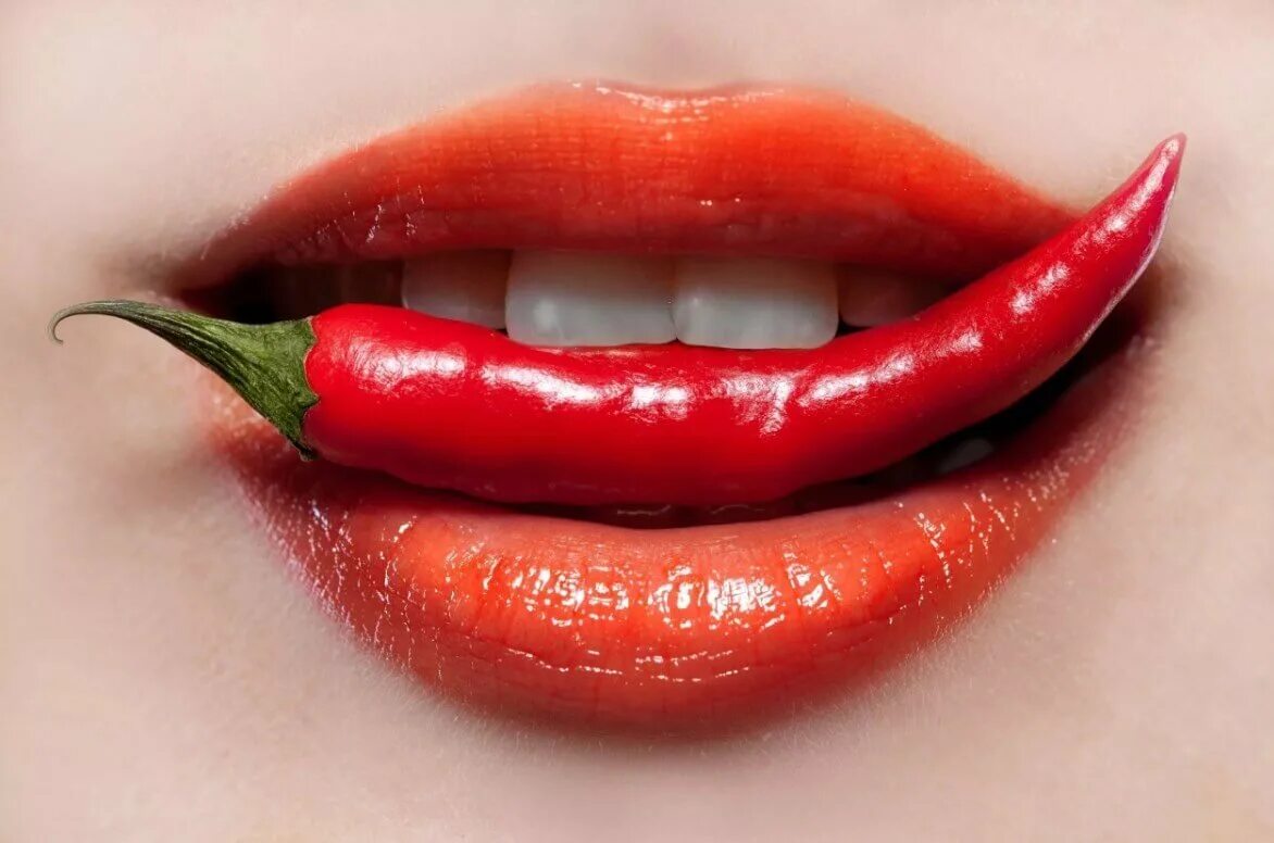 Облизывание губ. Eating lips. Губы в шоколаде фото. Губы едят шоколад. Анджелина джоли.