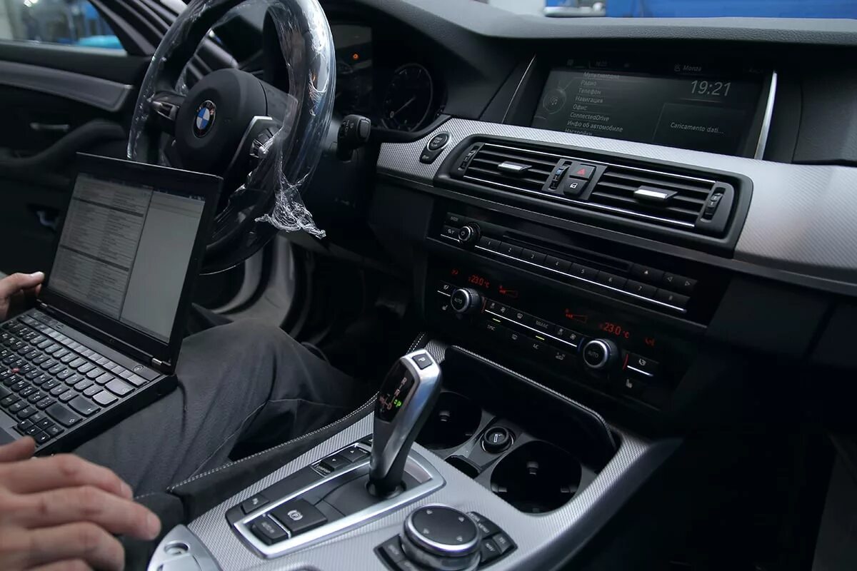 Подушки двигателя бмв 528. Руль бмв 5 ф10. M5 f10 touring. Bmw f10 замена передних амортизаторов. Руль bmw f10.