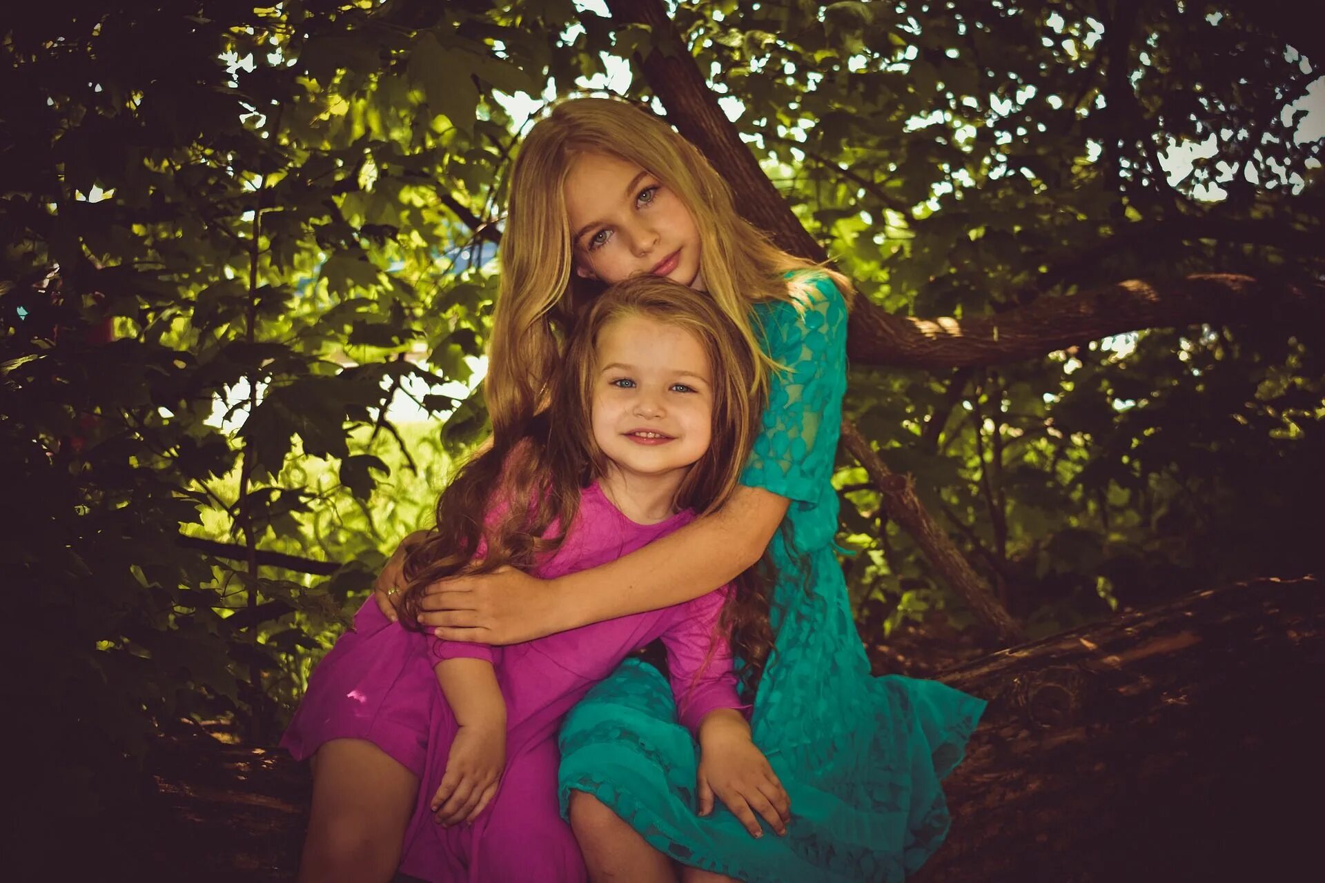 Старшая и младшая сестра. Фотосессия сестер. Девочка с младшей сестрой. Фотосессия старшей и младшей сестры.