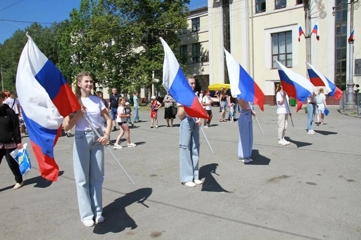 22 августа почему важен. Люди с флагами России. День флага. День государственного флага Российской Федерации. День России Серов.